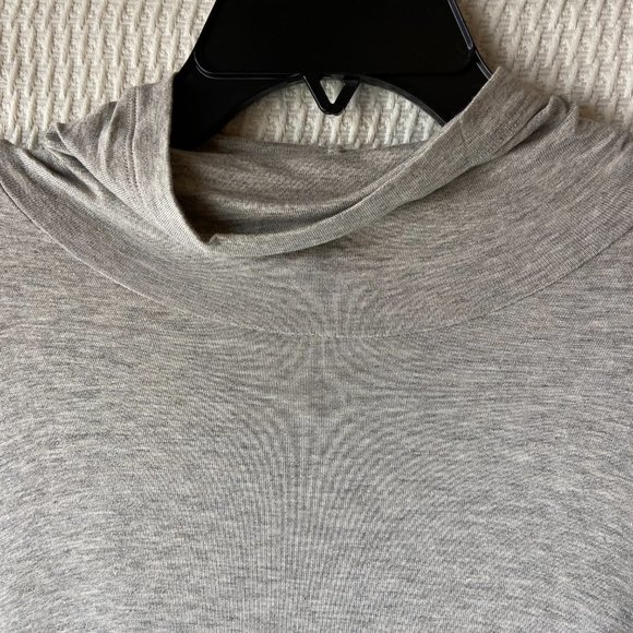 cabi slinky turtleneck - Picture 4 of 5